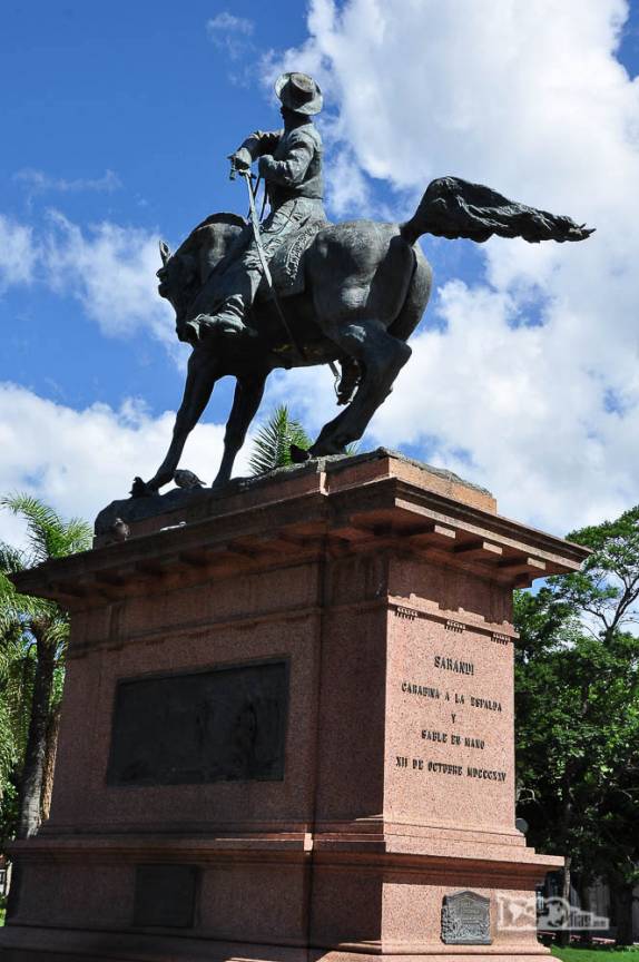 Estátua homenagenado a batalha de Sarandi, primeira grande vitória uruguaia na guerra de libertação contra as forças imperiais brasileiras, em 1825 (na praça central de Minas, no Uruguai)